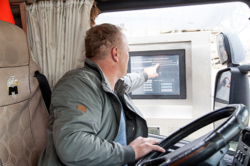 Jeder Fahrer hat eine eigene Chipkarte, mit der er sich aus dem Fahrzeug heraus an einem Scanner identifizieren und anmelden kann.