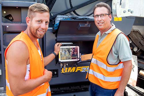 Mike Herrmann (re) und Polier Florian Bangert überprüfen die Daten an der Konsole.